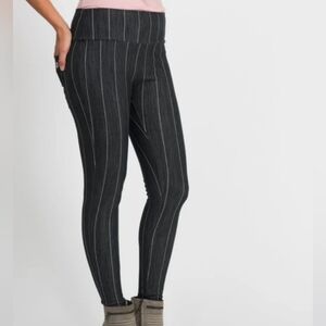 Agnes & Dora Black And White Pinstripe Knit Jeggings Size XS